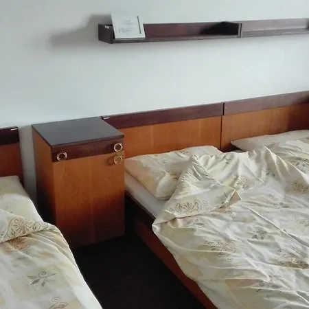 Rekreacne Zariadenie Hruba Strana Obec Bzince pod Javorinou